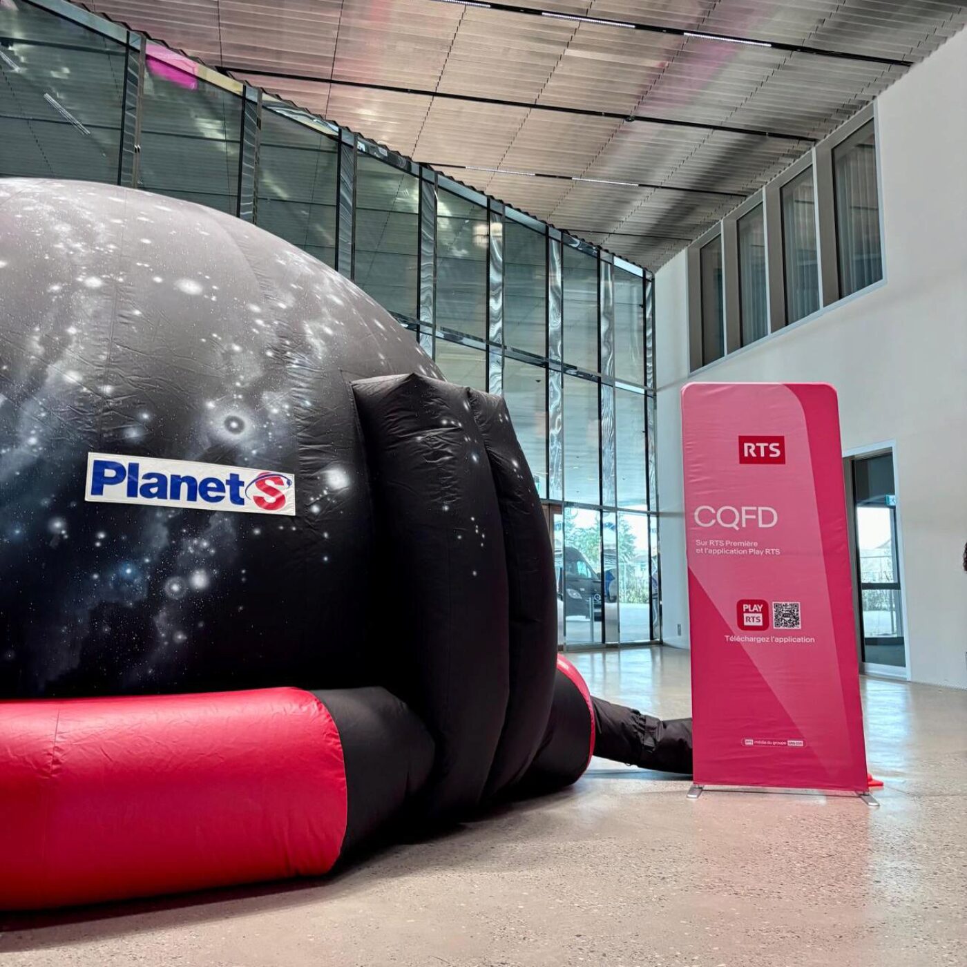 CQFD Junior: en direct d'un planétarium gonflable dans le hall de la RTS à Ecublens