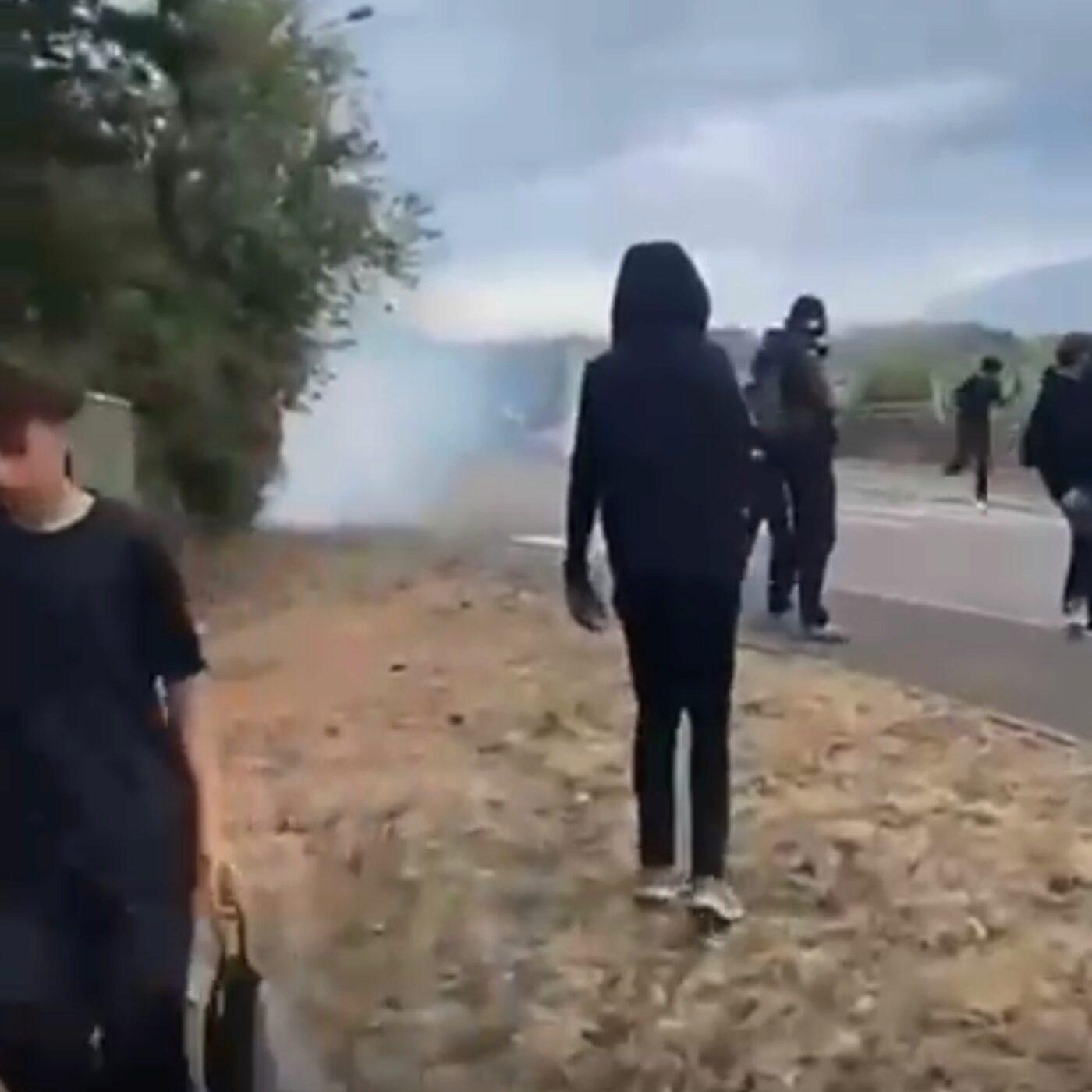 episode cover Ariège : 40 individus masqués ont tenté de bloquer un lycée de Pamiers, avec des jets de pierres et des tirs de mortiers