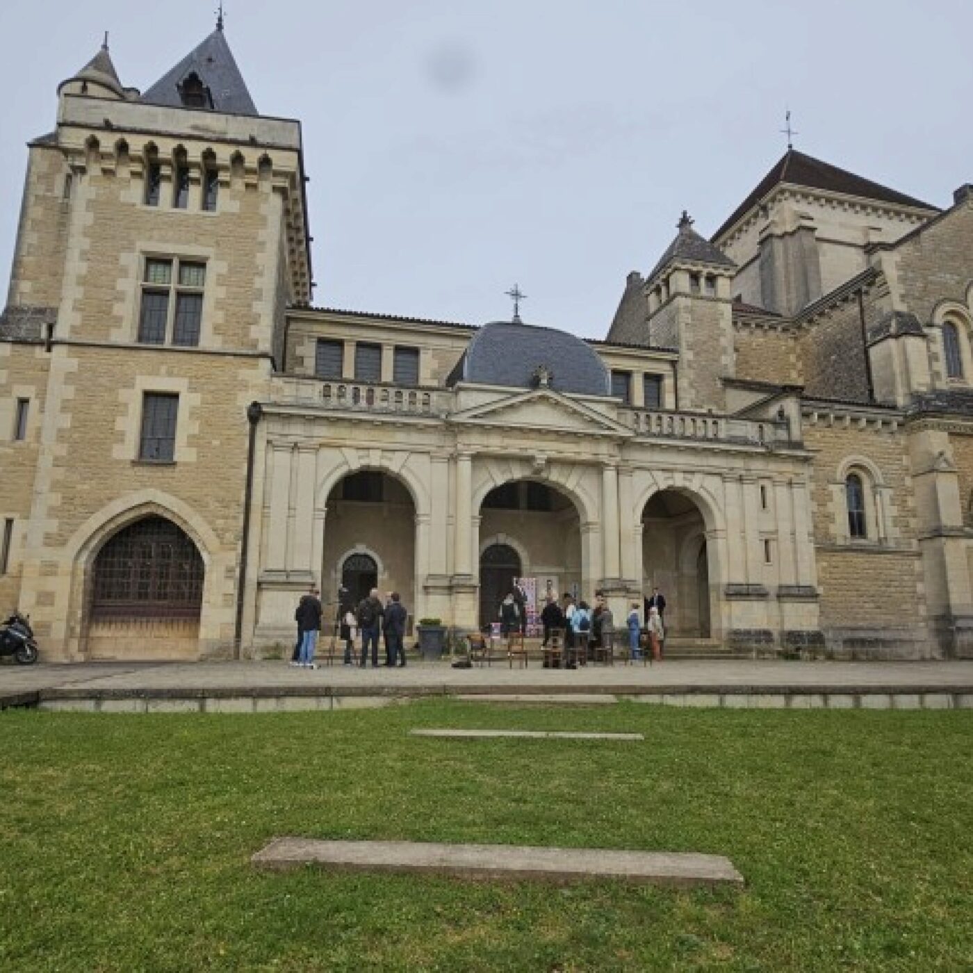 La maison St Bernard à Dijon devient un lieu de pèlerinage episode artwork