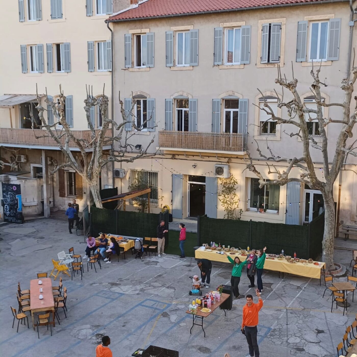 Lazare : une colocation entre jeunes actifs et sans-abris à Marseille episode artwork