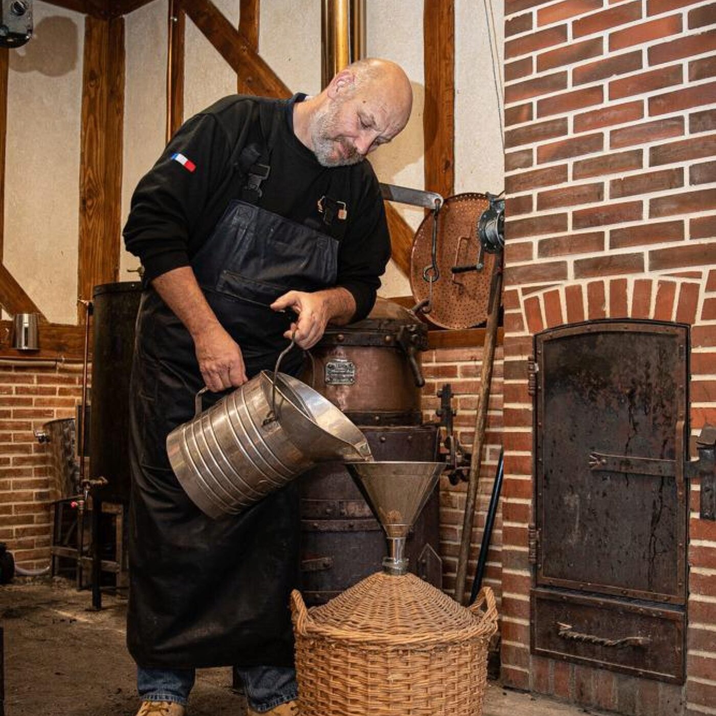 Loïc Charpy, forgeron-distillateur à Barbonne-Fayel episode artwork
