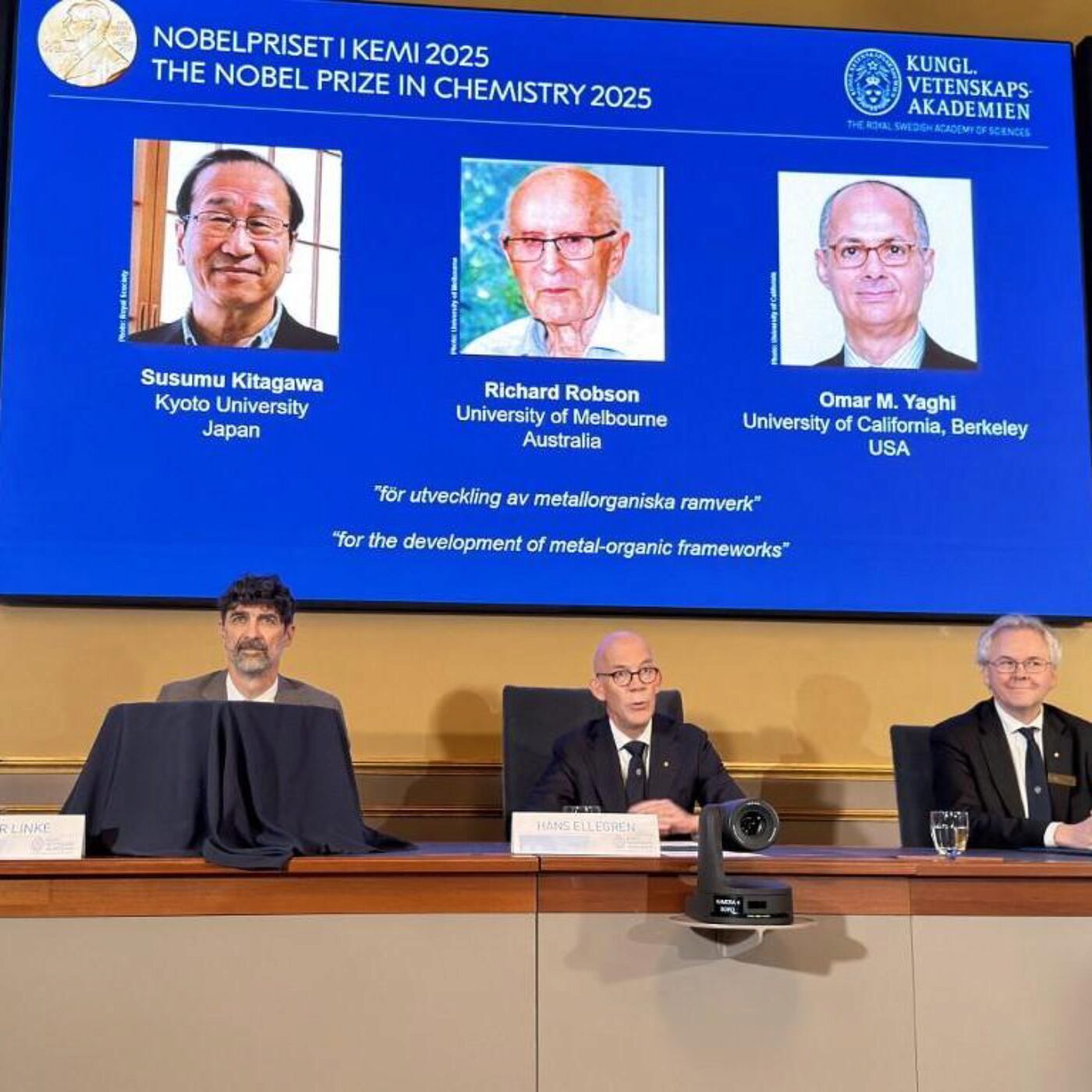 Prix Nobel de chimie, Didier Queloz et de faux fossiles