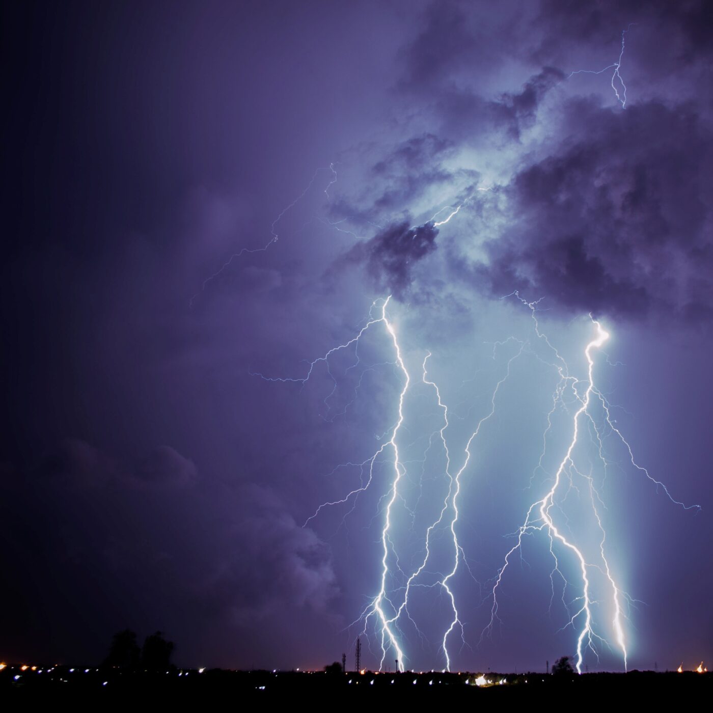 Ils ont le coup de foudre pour les orages : la passion de la météo