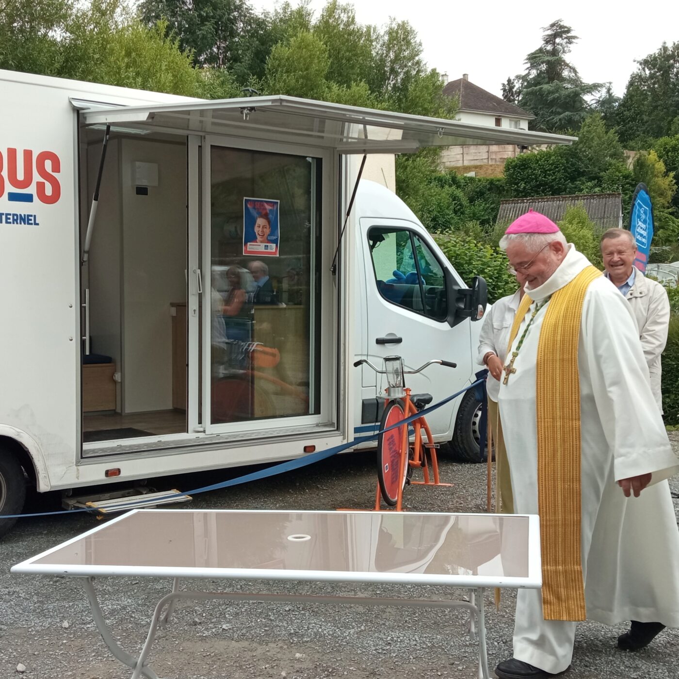 Le Fraternibus du Secours catholique sillone la Manche episode artwork