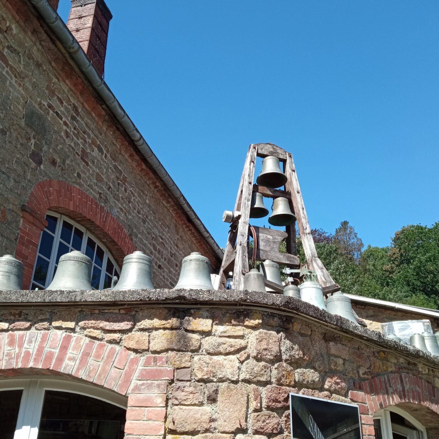 La fonderie de cloches Cornille-Havard à Villedieu-les-Poêles 1/5 episode artwork