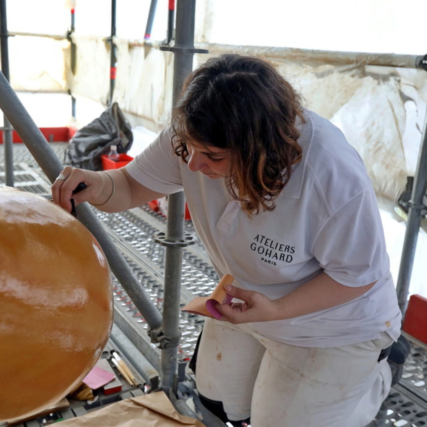 Cyrielle d'Antoni, doreuse sur la statue de la Bonne Mère episode artwork