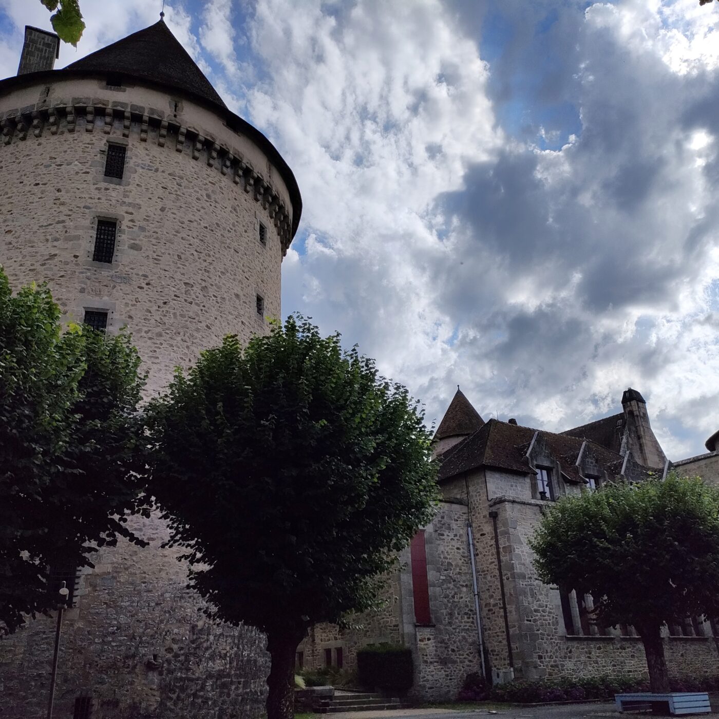 En Creuse, Bourganeuf mêle son histoire et le passé des habitants episode artwork