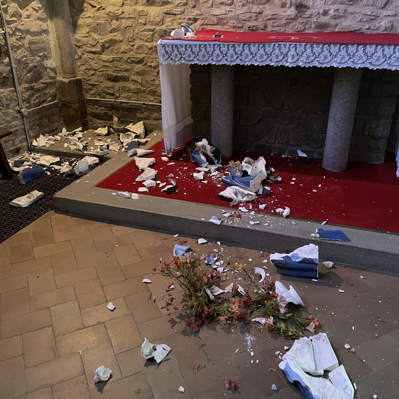 A Saint-Hilaire-du-Harcouët,la douleur des fidèles après un acte de profanation