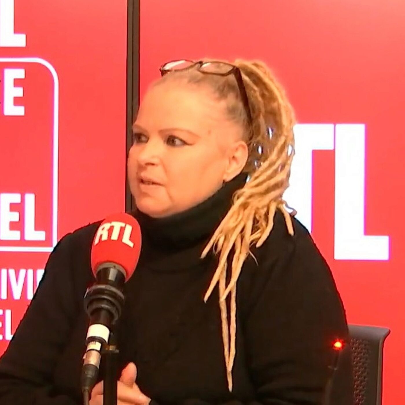 Rachel dénonce les agressions sexuelles de l'abbé Pierre lorsqu'elle avait 8 ans et témoigne d'un "crime continu" episode artwork