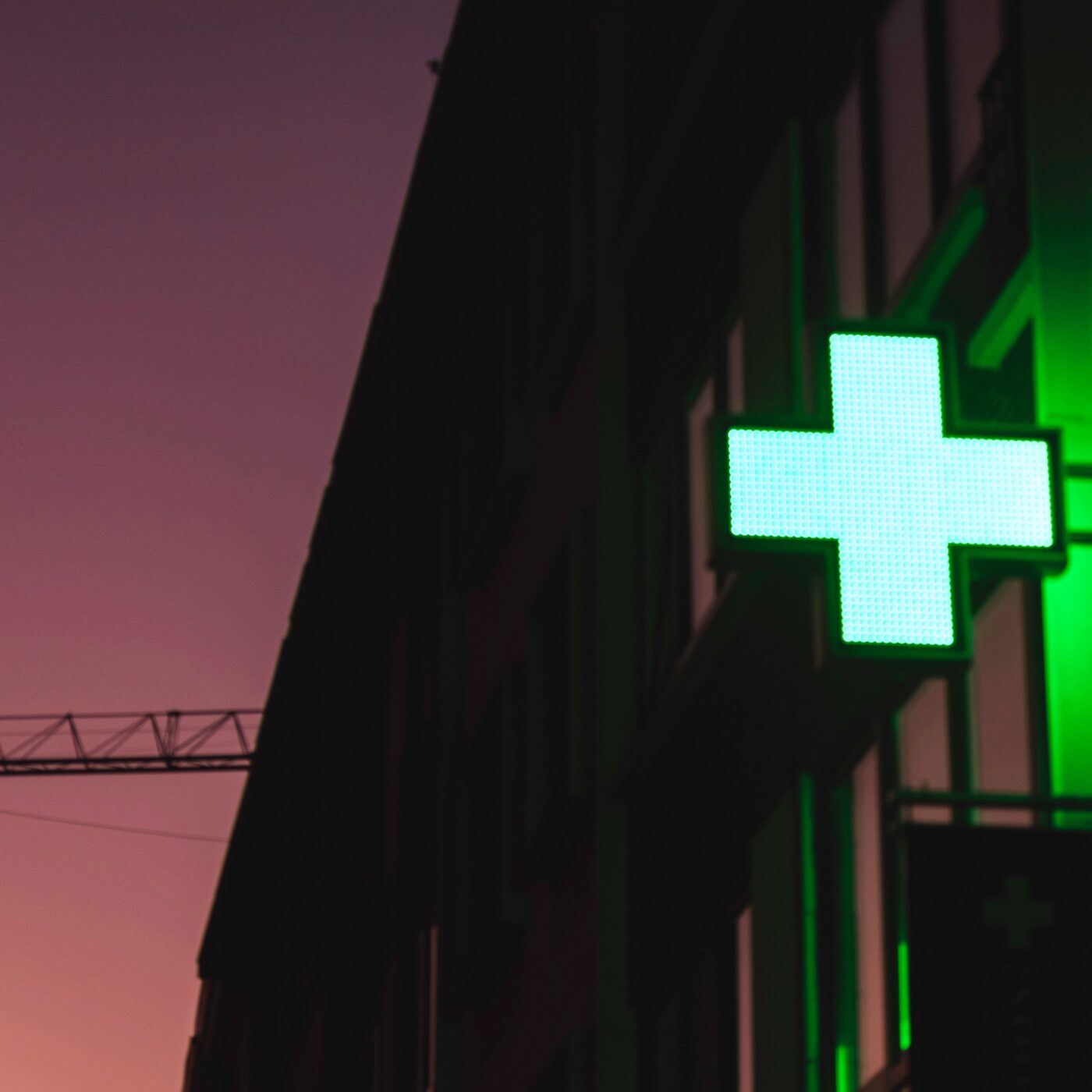 Auto-tests, campagne de vaccination : les pharmacies en première ligne face au Covid episode artwork