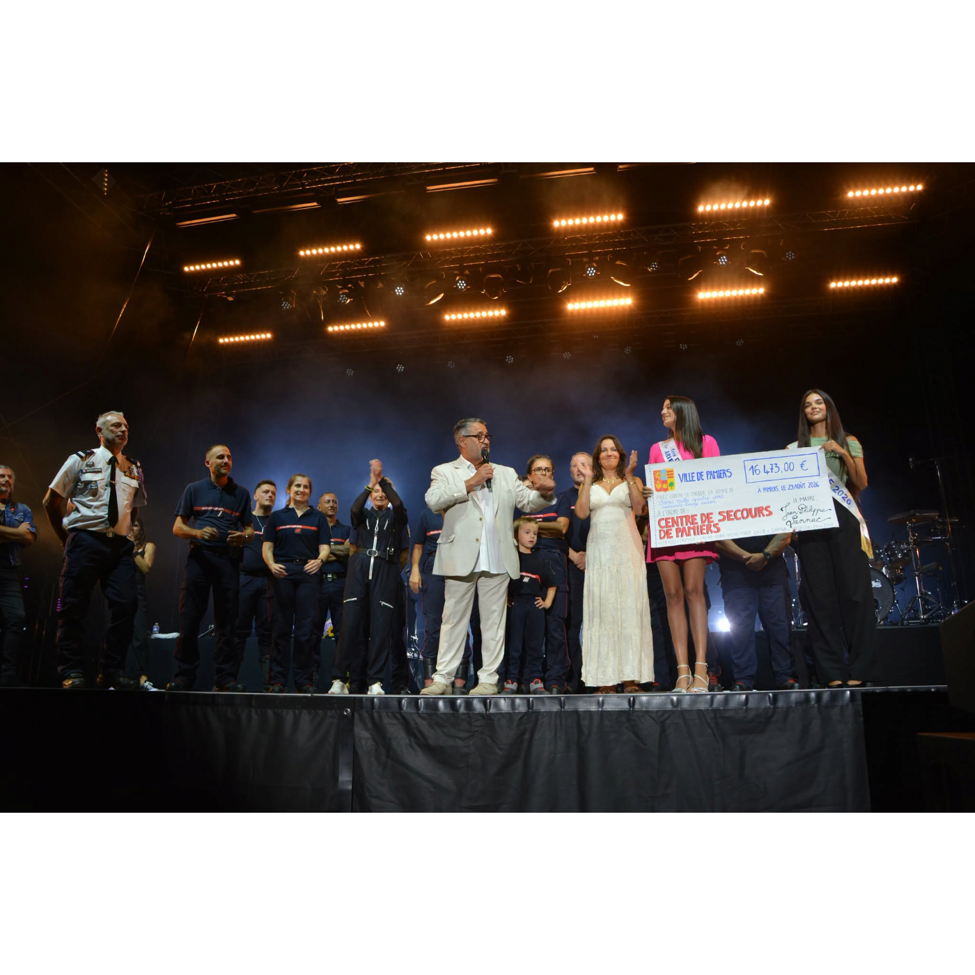 episode cover « Un euro par Appaméen, un sourire aussi » : Pamiers reverse 16 473 euros à ses pompiers après les concerts de Sheila et Superbus