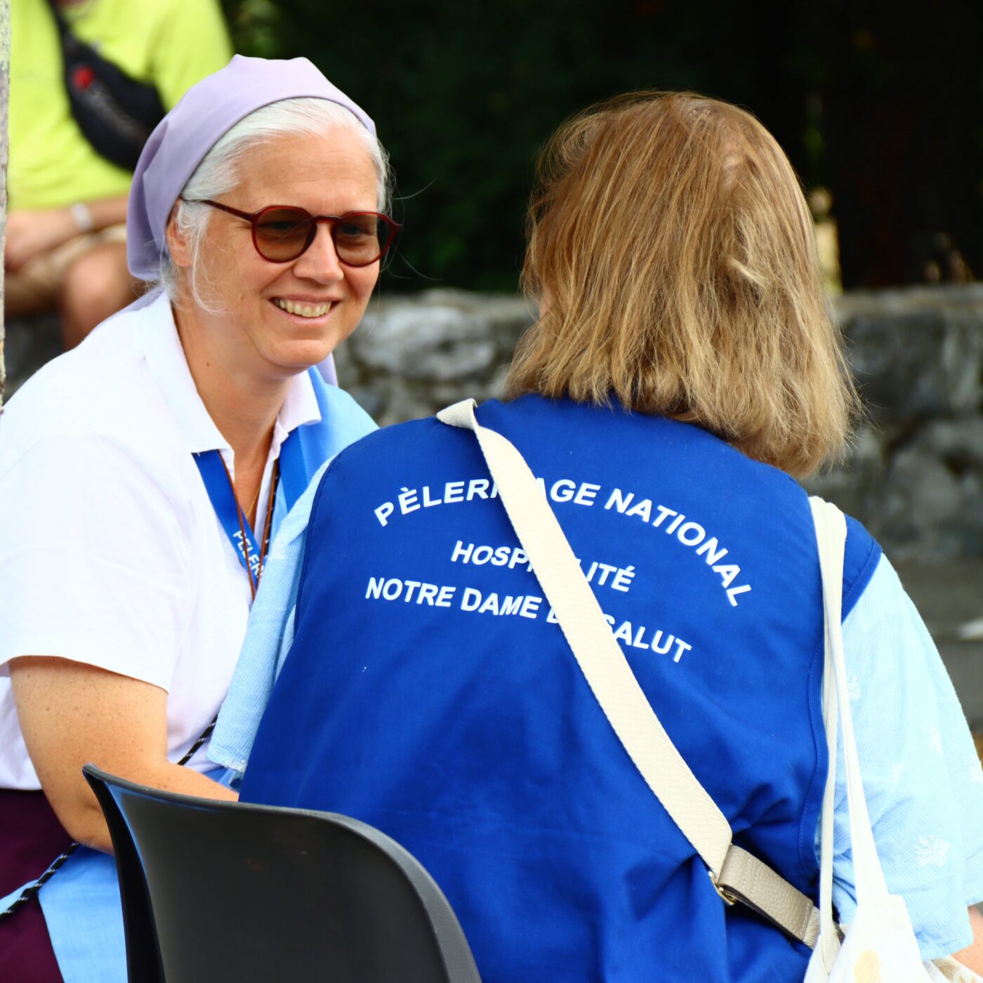 Lourdes : le témoignage touchant des jeunes prenant un engagement d'hospitalier episode artwork