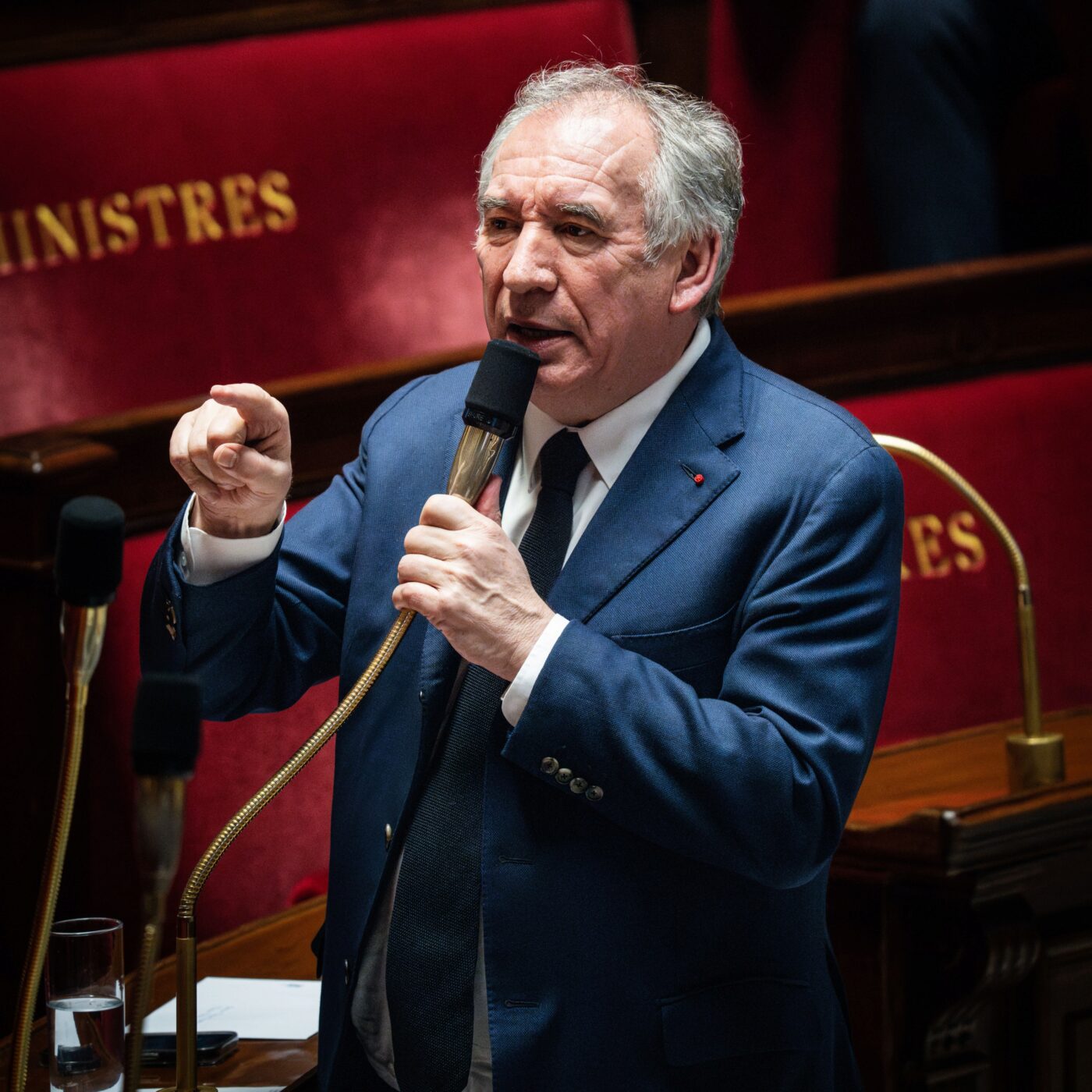Romain Pasquier analyse les premiers pas difficiles de François Bayrou à Matignon