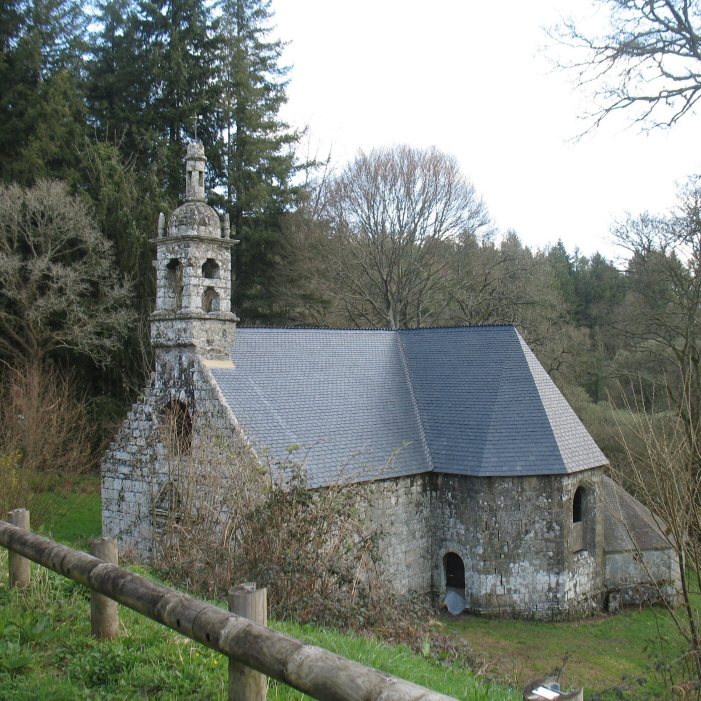 75 ans après, une chapelle bretonne retrouve son toit episode artwork