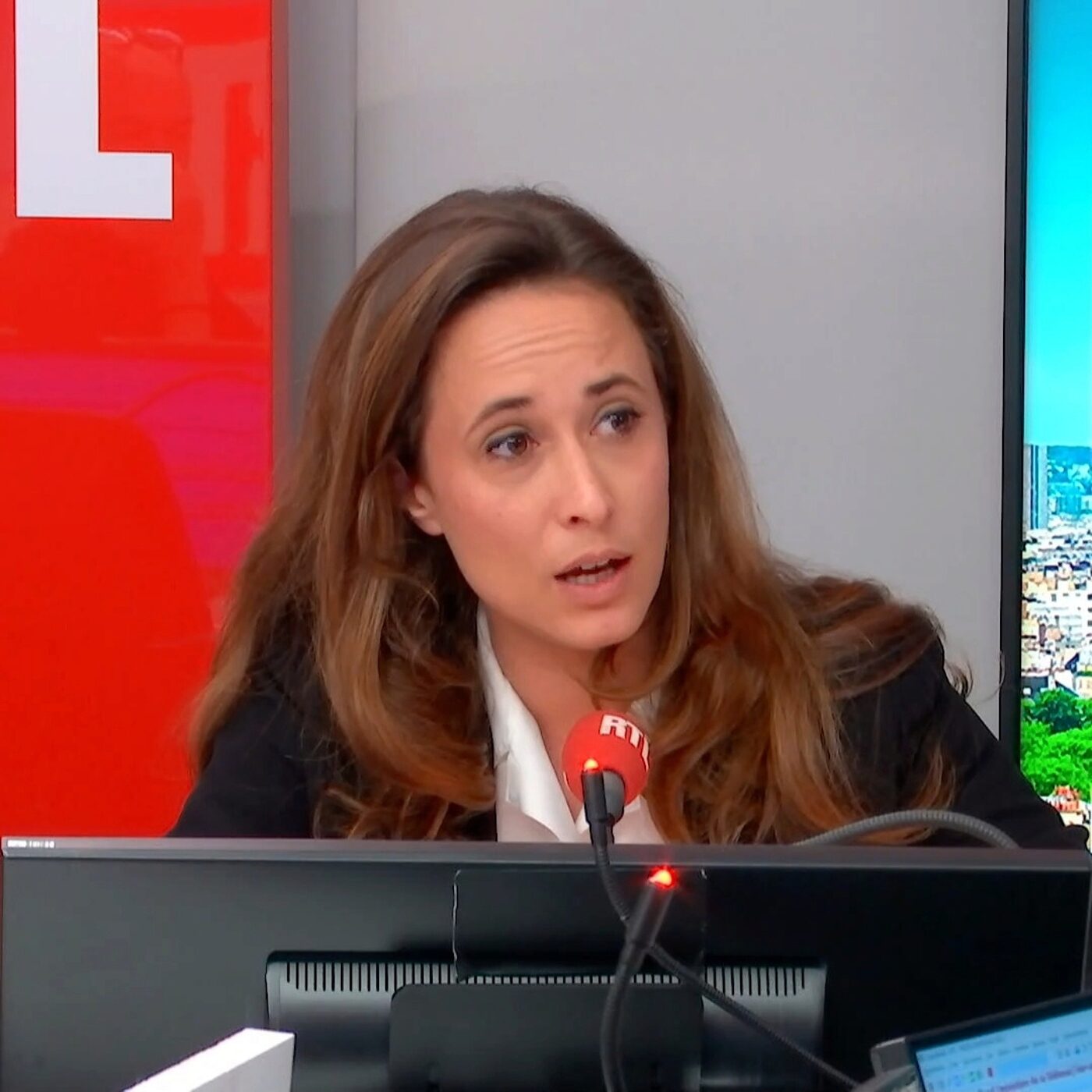 "Un bouclier pour protéger les Français" : la députée LFI Clémence Guetté demande sur RTL un blocage des prix du carburant face à la guerre en Iran