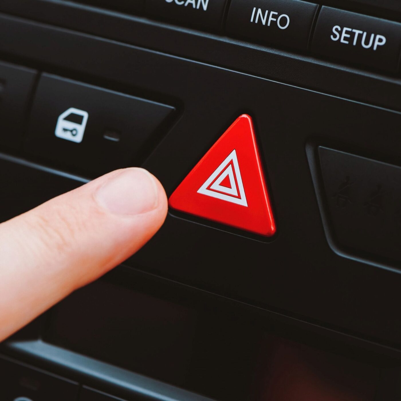 Sécurité Routière - L'accessoire le plus mal utilisé de votre voiture : les 4 feux clignotants ne sont pas une baguette magique ! episode artwork