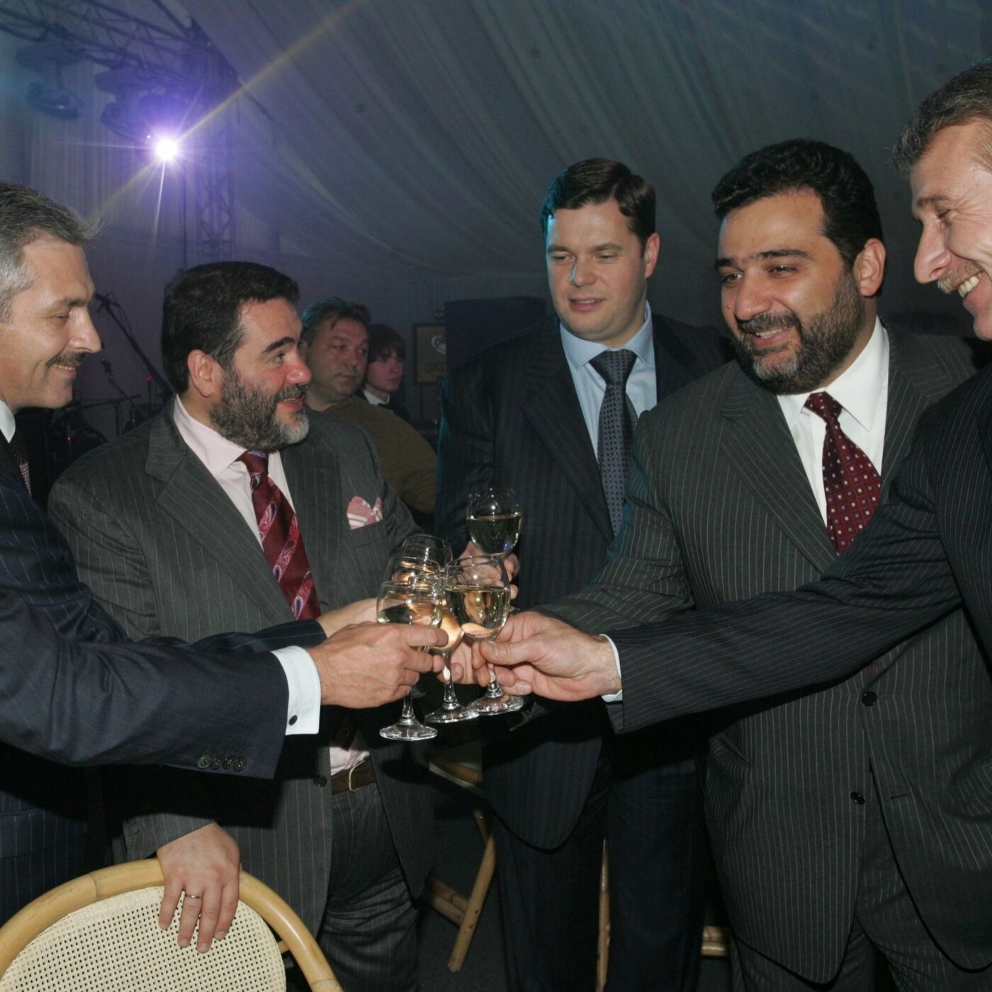 Même les multimilliardaires doivent plier les genoux devant la politique