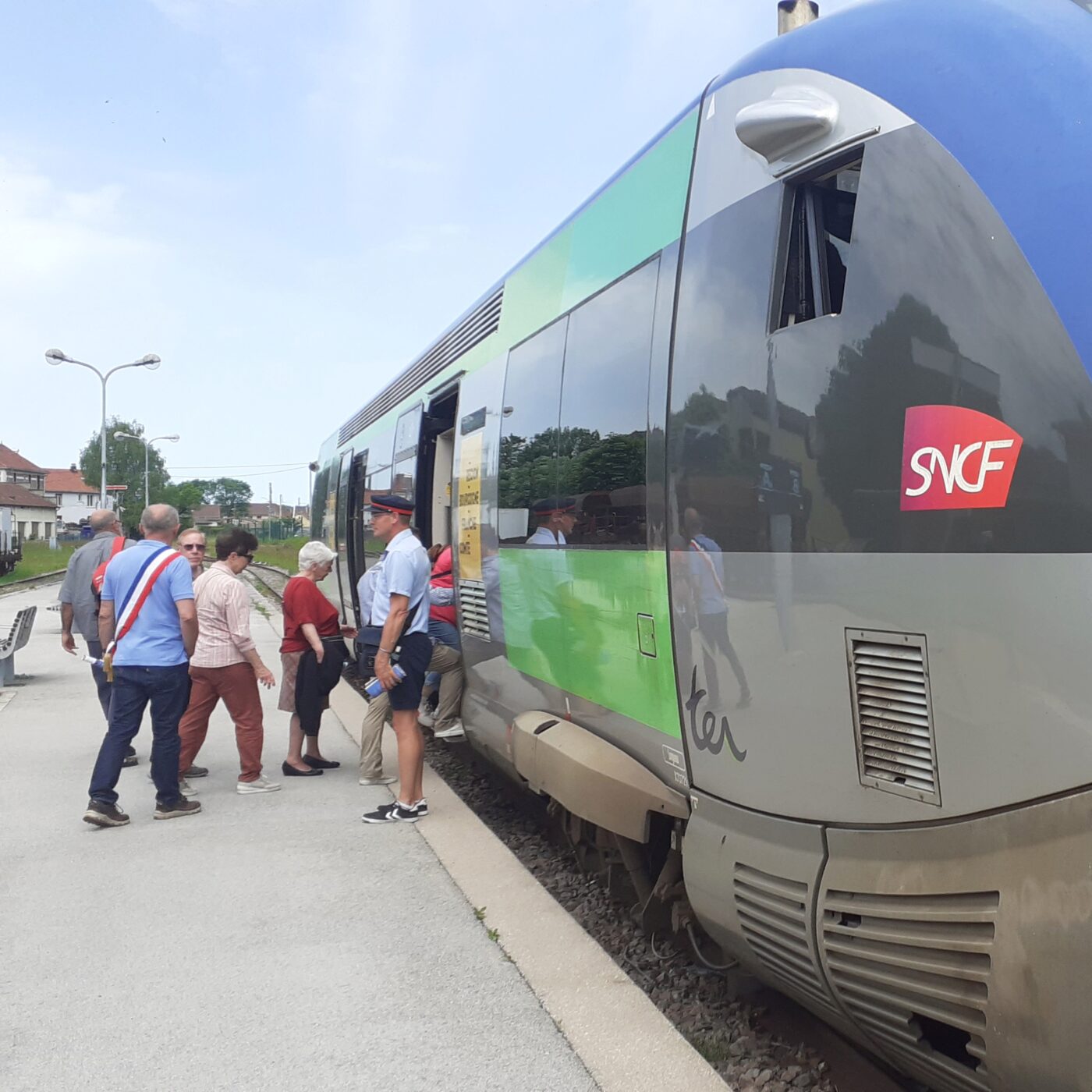 Une mobilisation à Champagnole pour défendre la ligne des Hirondelles episode artwork