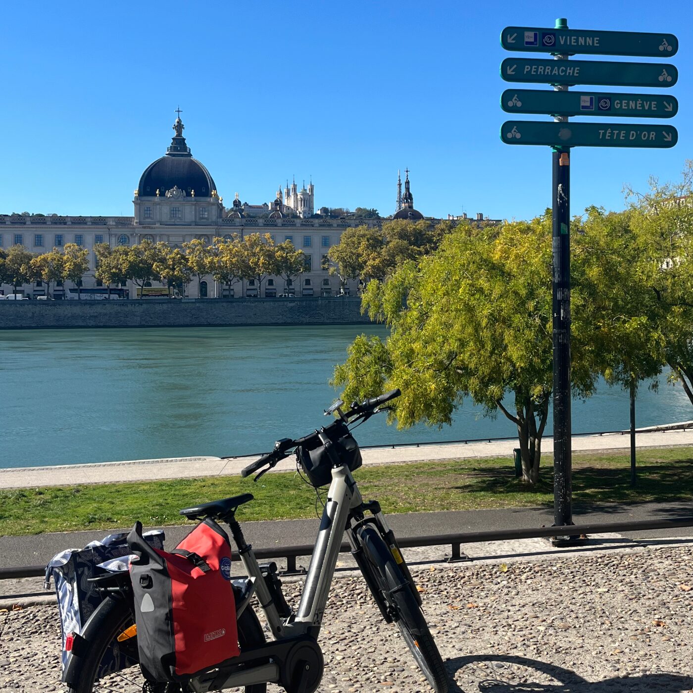 La Tête au-dessus du guidon