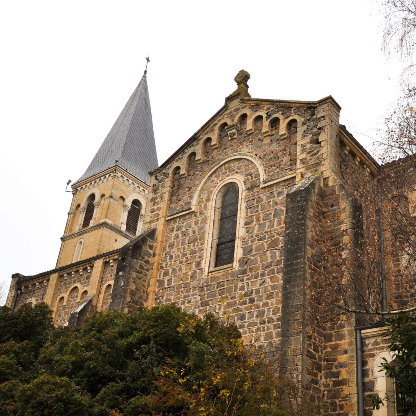 Rhône : le village d'Émeringes lance un SOS pour sauver son église episode artwork