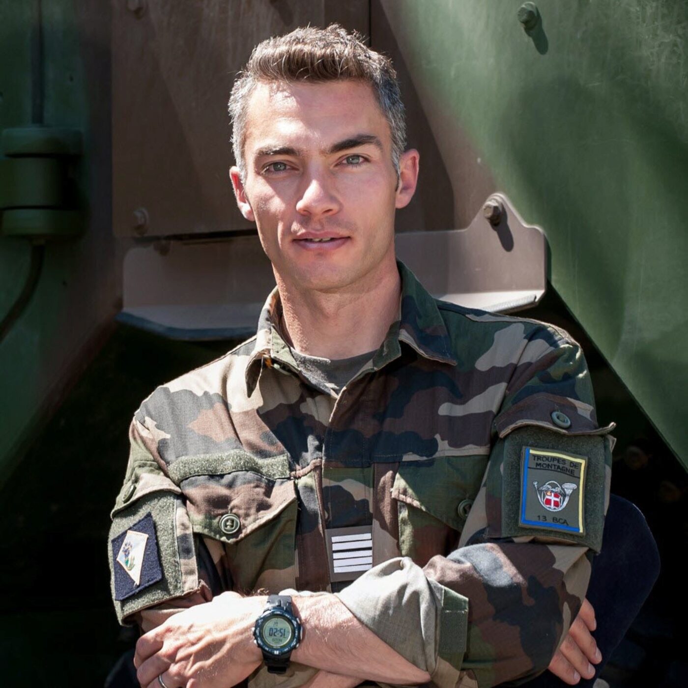 "La dronisation des années actuelles, c'est la mécanisation des années 30" : entretien avec le colonel Kévin Machet, chef de corps du 13ème bataillon de chasseurs alpins episode artwork