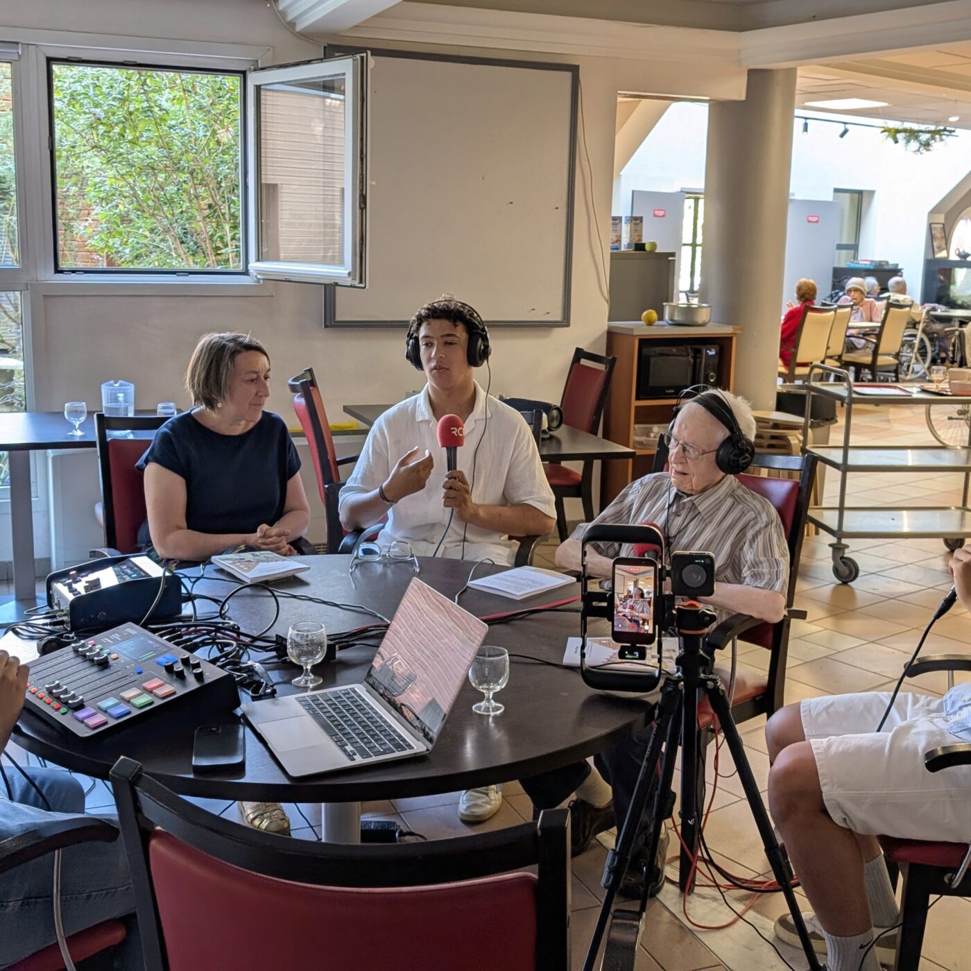 « Ils m’ont fait beaucoup de bien » : rencontre entre lycéens et seniors episode artwork