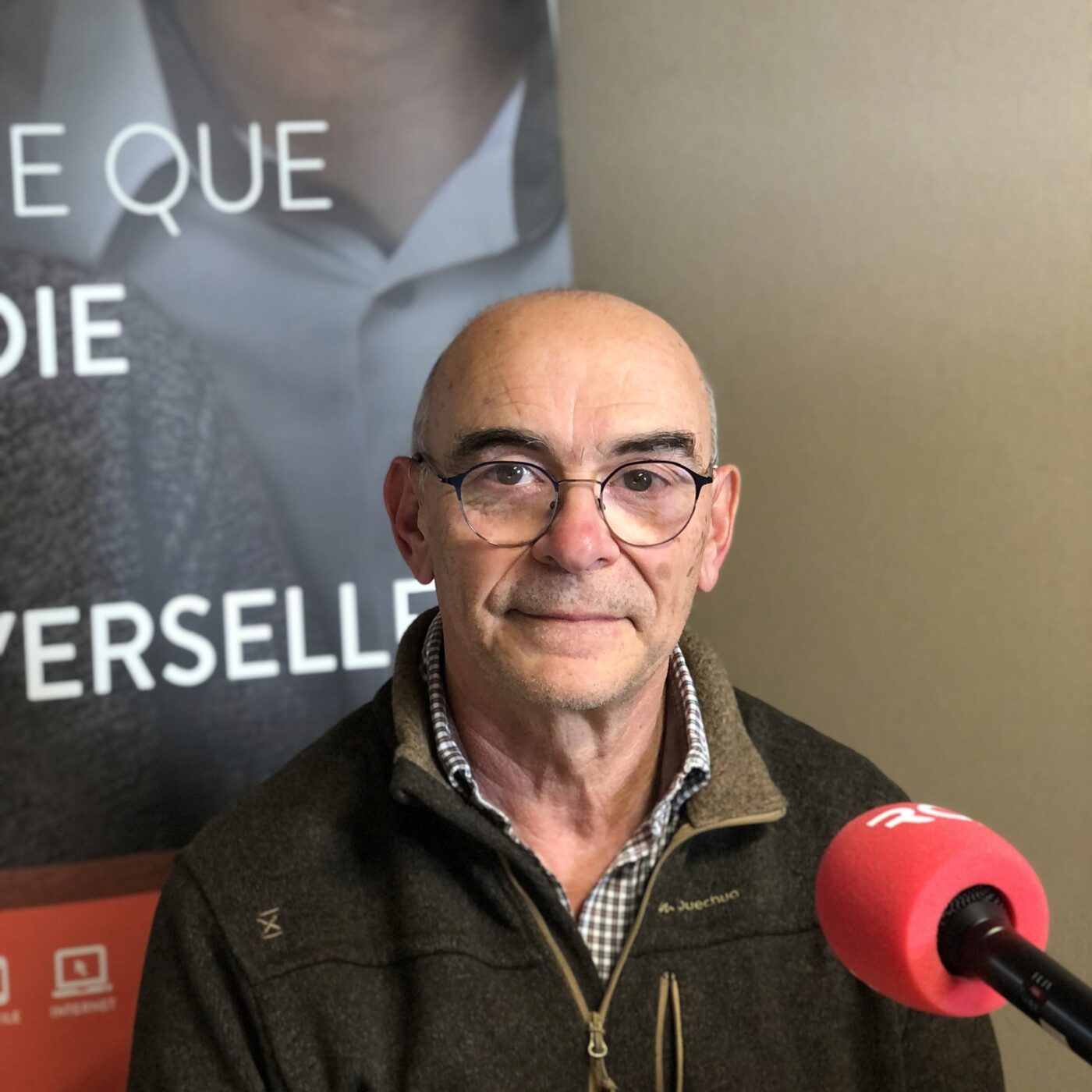 Appelé par l'Eglise, il accompagne les familles au deuil episode artwork