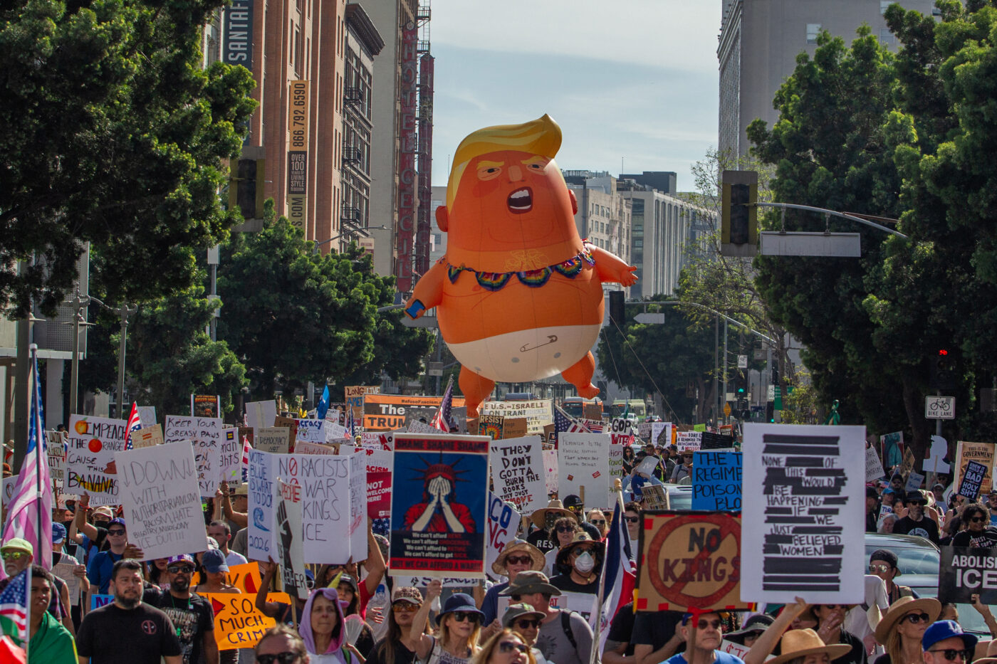 Au moins 8 millions de manifestants partout aux Etats-Unis : le mouvement "No Kings" revendique une mobilisation record contre la politique de Donald Trump episode artwork