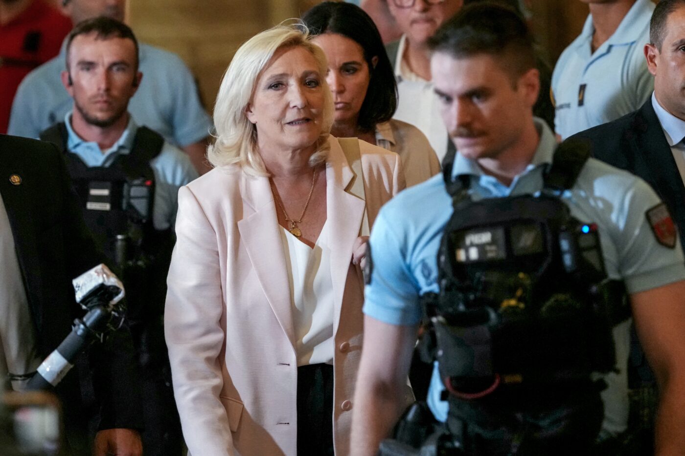 Marine Le Pen sous bracelet électronique : quand sera-t-il posé, combien de temps le portera-t-elle et pourra-t-elle faire campagne ?