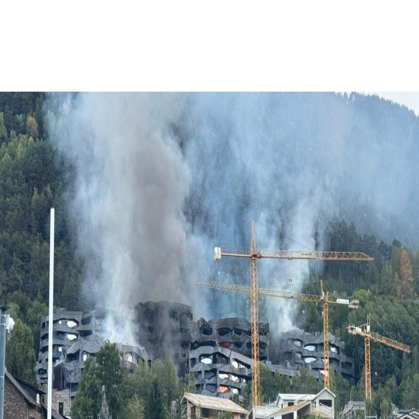 episode cover Andorre : la Querola d’Ordino en proie aux flammes, sept bâtiments ravagés par l’incendie