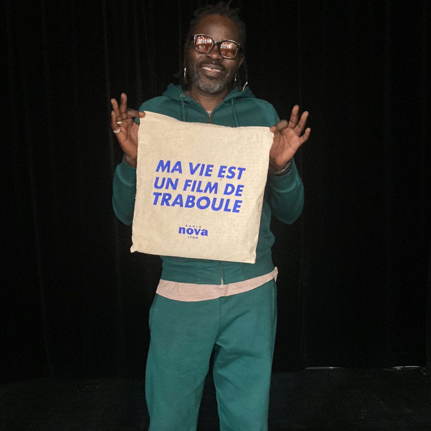 Féfé se pose en Hélicoptère au Marché Gare