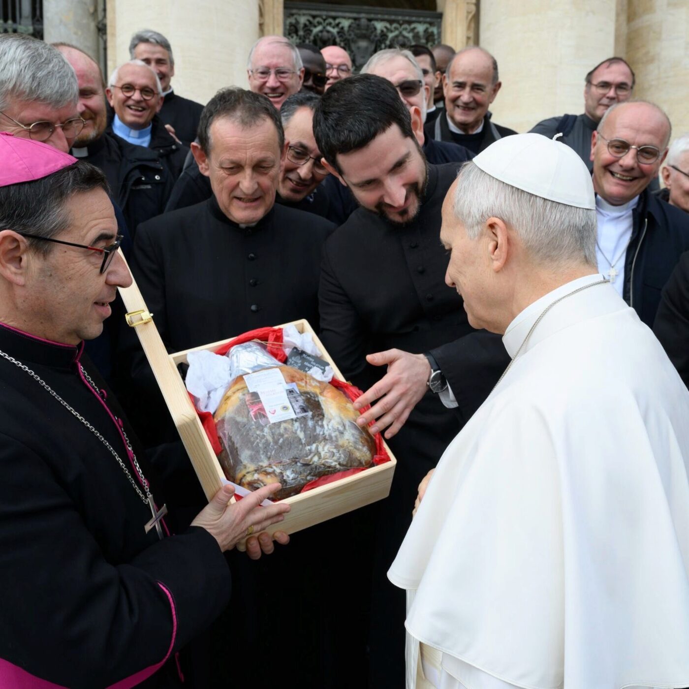 De Saint-Flour au Vatican : l’incroyable épopée du jambon du Cantal offert au pape