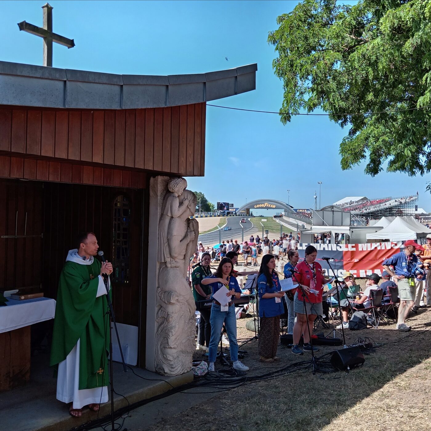 Une messe pendant les 24h du Mans !
