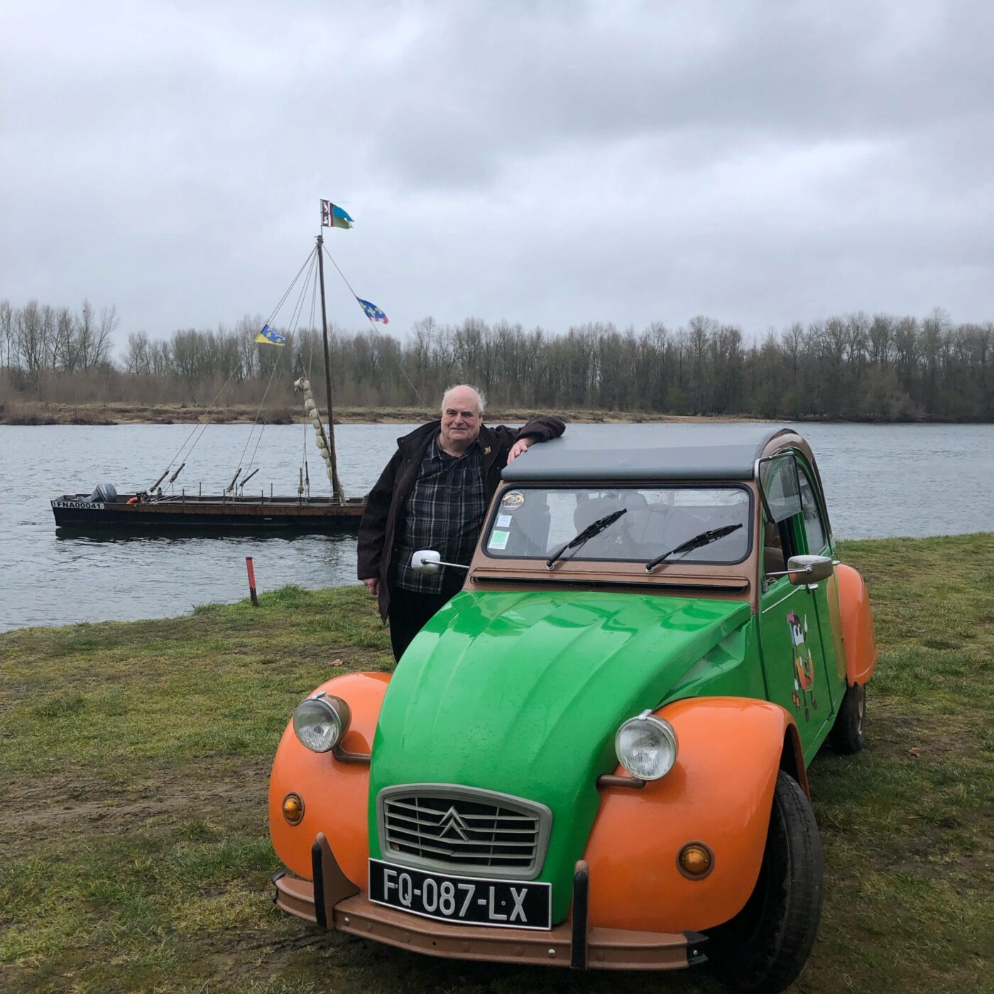 A bord de sa 2CV, Philippe promène les enfants malades et handicapés episode artwork